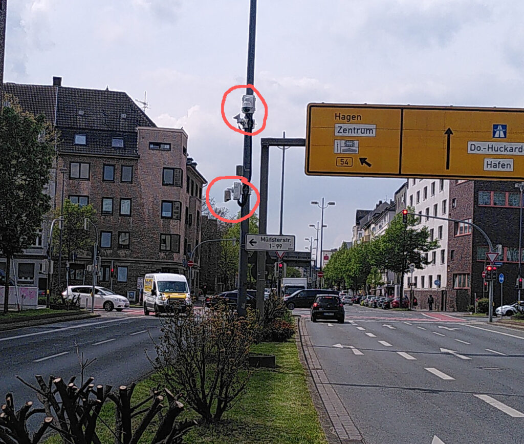 Foto von den Kameras am Laternenpfahl auf der Mallinckrodtstraße.